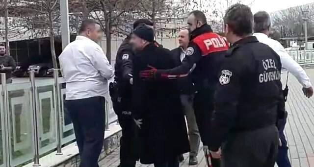 3 Yıldır İş Arayan 3 Çocuk Babası Adam, Kocaeli Büyükşehir Belediye Binasını Kurşunladı 3 Yıldır İş Arayan 3 Çocuk Babası Adam, Kocaeli Büyükşehir Belediye Binasını Kurşunladı