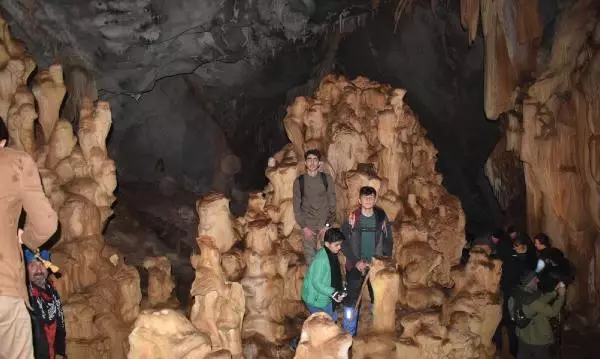 Hakkari'de Yürüyüşe Çıkan Öğrenciler, Bölgede Benzeri Olmayan Bir Mağara Buldu