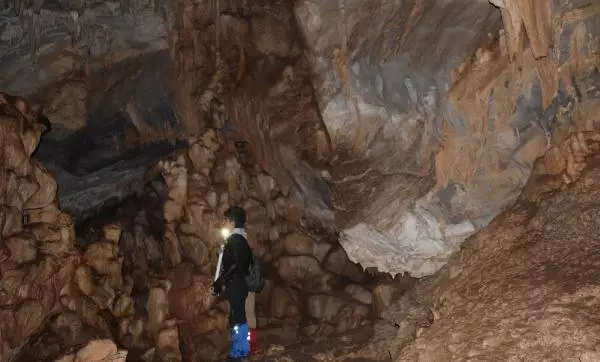 Hakkari'de Yürüyüşe Çıkan Öğrenciler, Bölgede Benzeri Olmayan Bir Mağara Buldu