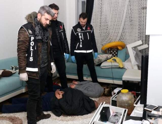 Rezidanstaki Baskında, Banyoda Bulunan Presli Düzenek Polisleri Bile Şaşkına Çevirdi Rezidanstaki Baskında, Banyoda Bulunan Presli Düzenek Polisleri Bile Şaşkına Çevirdi