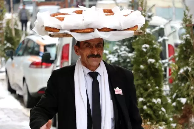 Takım Elbiseyle Simit Satıyor! Bu Simitçiyi Gören Takdir Ediyor