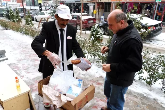 Takım Elbiseyle Simit Satıyor! Bu Simitçiyi Gören Takdir Ediyor