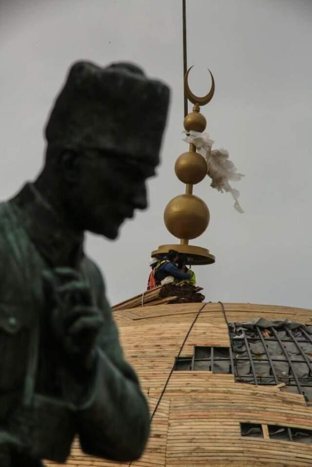 Alemi Yerleştirilen Taksim Camii'nde İşçiler Hatıra Fotoğrafı Çektirdi