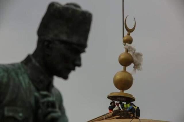 Alemi Yerleştirilen Taksim Camii'nde İşçiler Hatıra Fotoğrafı Çektirdi
