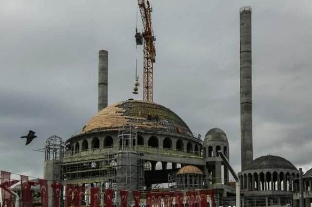 Alemi Yerleştirilen Taksim Camii'nde İşçiler Hatıra Fotoğrafı Çektirdi