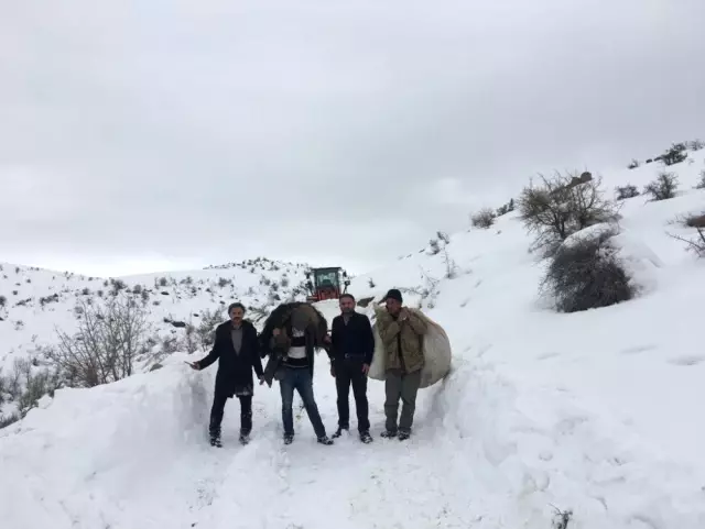 Kar Yolları Kapatınca Hasta Keçisini Veterinere Götürmek İçin 2 Kilometre Sırtında Taşıdı