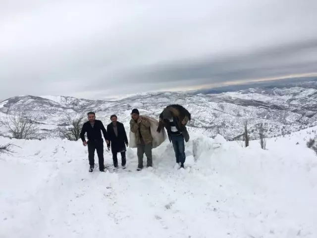 Kar Yolları Kapatınca Hasta Keçisini Veterinere Götürmek İçin 2 Kilometre Sırtında Taşıdı