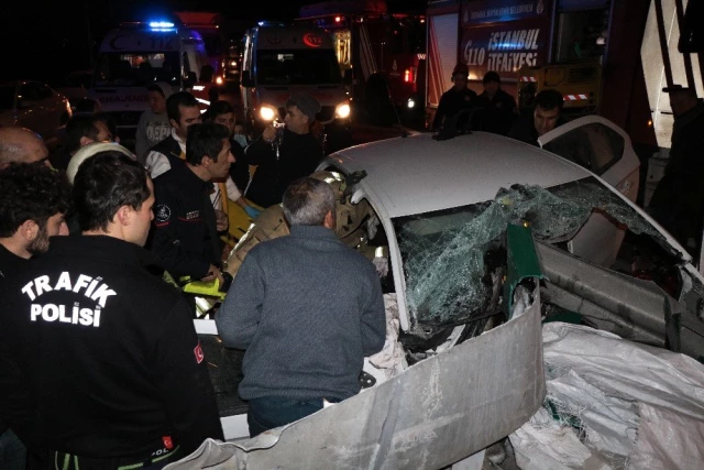 TEM'de Feci Kaza! Otomobil Bariyerlere Ok Gibi Saplandı