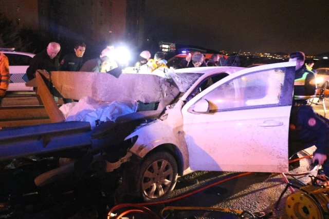 TEM'de Feci Kaza! Otomobil Bariyerlere Ok Gibi Saplandı