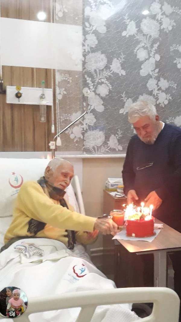 Usta Oyuncu Eşref Kolçak'a, Hastane Odasında Sürpriz Doğum Günü