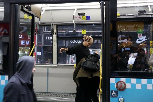 Yolcunun <a class='keyword-sd' href='/cep-telefonu/' title='Cep Telefonu'>Cep Telefonu</a> Çalındı, Şoför Kimseyi Otobüsten İndirmedi