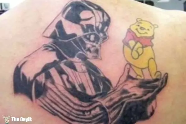 Dövmeyi Yaptırana Işın Kılıcıyla Dalma Hissi Uyandıran 10 Komik Star Wars Dövmesi
