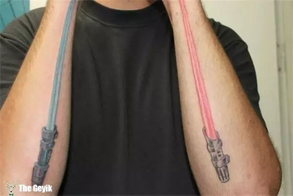 Dövmeyi Yaptırana Işın Kılıcıyla Dalma Hissi Uyandıran 10 Komik Star Wars Dövmesi