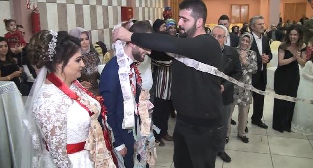 Düğünde Damadın Boynuna Takılan 10 Metrelik Para Zincirini 12 Kişi Taşıyabildi