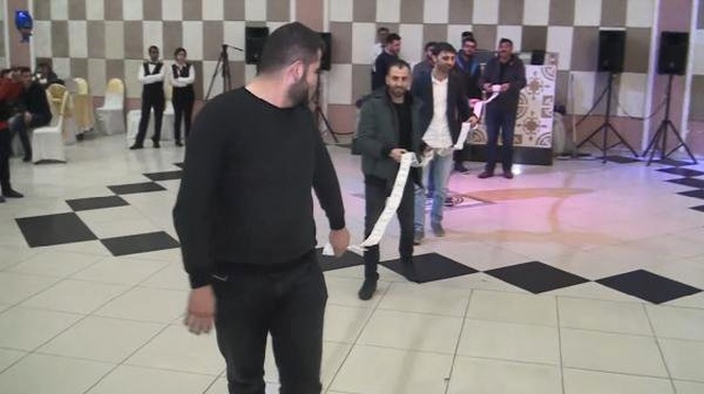 Düğünde Damadın Boynuna Takılan 10 Metrelik Para Zincirini 12 Kişi Taşıyabildi