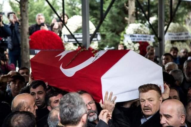 İlyas Salman, Ayşen Gruda'nın Cenaze Töreninde Tabutun Başından Ayrılmadı