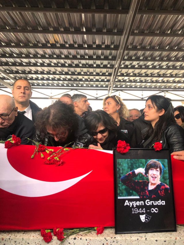 İlyas Salman, Ayşen Gruda'nın Cenaze Töreninde Tabutun Başından Ayrılmadı