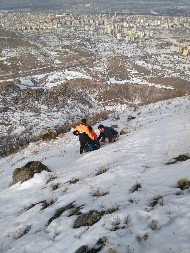 Selfie Çekmek İçin Çıktığı Dağda Mahsur Kalan Suriyeli, 4,5 Saatte Kurtarıldı