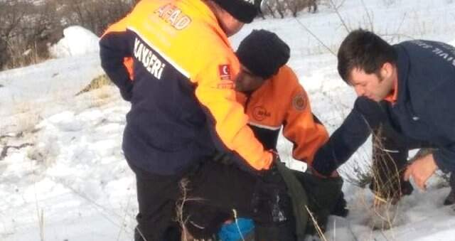 Selfie İçin Çıktığı Dağda Mahsur Kalan Suriyeli, 4,5 Saatte Kurtarıldı Selfie Çekmek İçin Çıktığı Dağda Mahsur Kalan Suriyeli, 4,5 Saatte Kurtarıldı