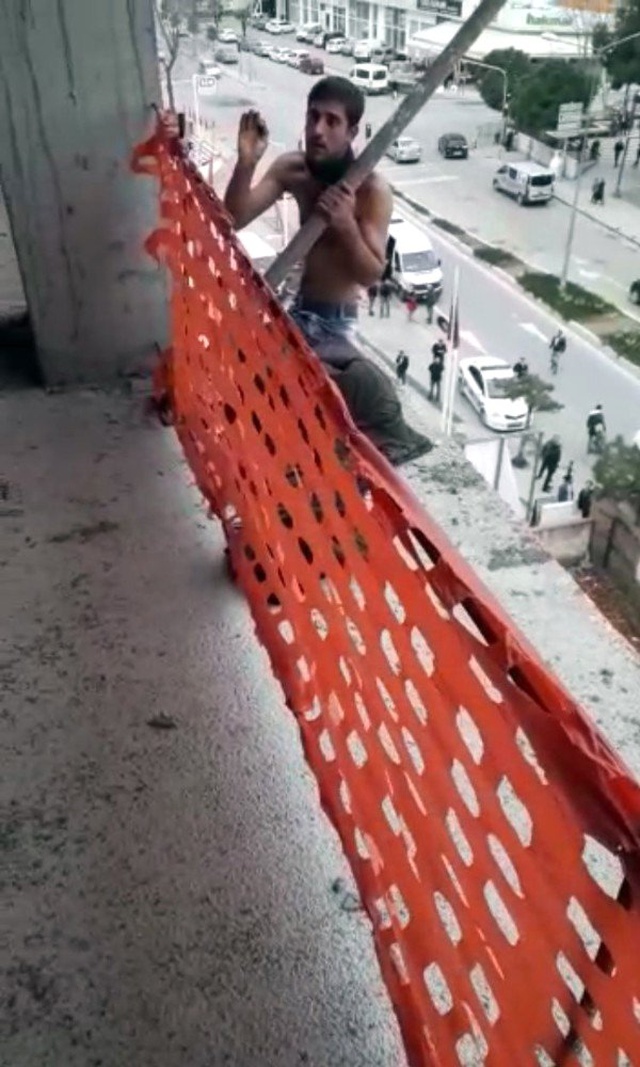 Suriyeli İnşaat İşçisinden Seyyar Satıcıyı Hayatta Tutan Hamle