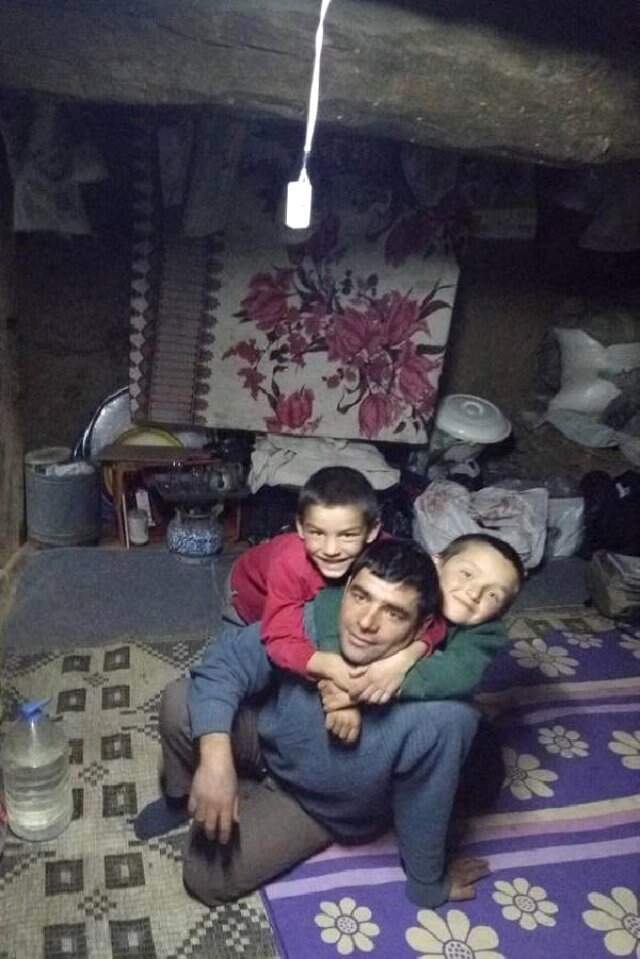 Ailesiyle Birlikte Yaşadığı Evi Ateşe Veren Çoban, Oğluyla Birlikte Can Verdi, Eşi ve Diğer Oğlu İse Yaralandı Ailesiyle Birlikte Yaşadığı Evi Ateşe Veren Çoban, Oğluyla Birlikte Can Verdi, Eşi ve Diğer Oğlu İse Yaralandı