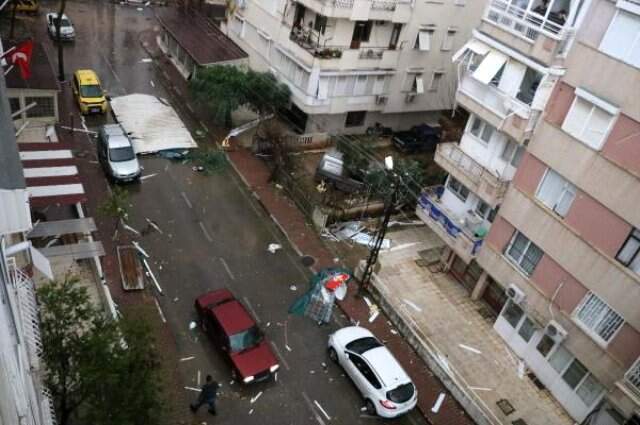 Antalya'da Denizde Çıkan Hortum, Cep Telefonu Kamerasıyla Saniye Saniye Görüntülendi Antalya'da Denizde Çıkan Hortum, Cep Telefonu Kamerasıyla Saniye Saniye Görüntülendi