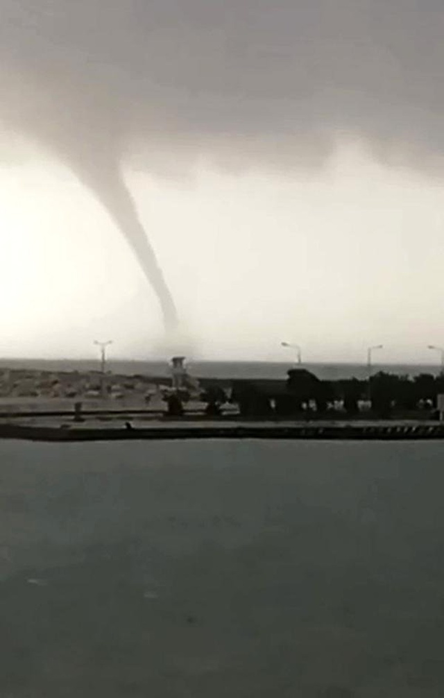 Antalya'da Denizde Çıkan Hortum, <a class='keyword-sd' href='/cep-telefonu/' title='Cep Telefonu'>Cep Telefonu</a> Kamerasıyla Saniye Saniye Görüntülendi