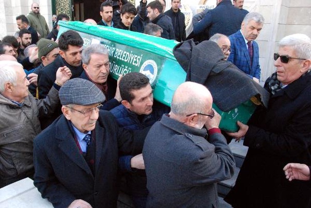 Milli Savunma Bakanı Hulusi Akar, <a class='keyword-sd' href='/cocukluk-2/' title='Çocukluk'>Çocukluk</a> Arkadaşını Son Yolculuğuna Uğurladı