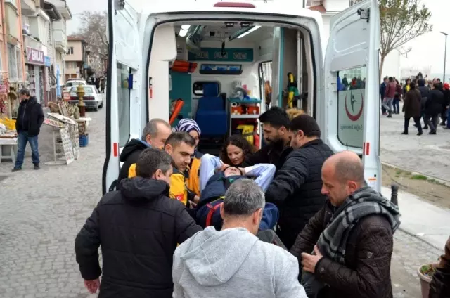 Tören Sırasında Fenalaşan Atatürkçü Düşünce Derneği Başkanı'na İlk Müdahaleyi AK Parti'li Belediye Başkan Adayı Yaptı