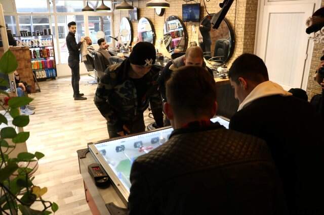 Bu Berberde Sıra Bekleyenler Sıkılmıyor! Müşteriler Ücretsiz Faydalanıyor