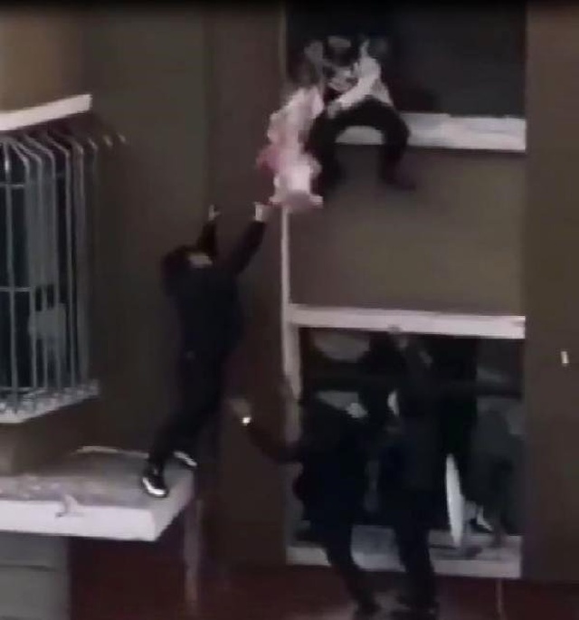 Kahraman Genç, İkinci Kattan Düşen Bebeği Havada Yakaladı
