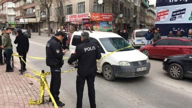 Ortağı Olan Kayınbiraderini Defalarca Bıçaklayan Saldırgan, Kendini Görüntüleyen Gazetecilere 'Öldü mü?' Diye Sordu Ortağı Olan Kayınbiraderini Defalarca Bıçaklayan Saldırgan, Kendini Görüntüleyen Gazetecilere