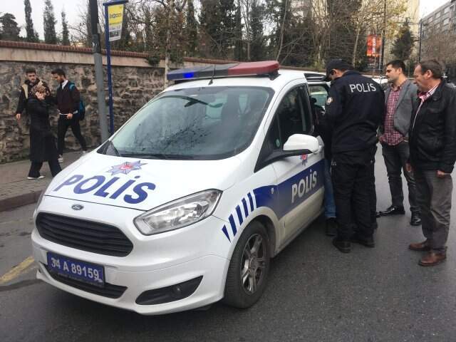 Otobüsü Tekmeleyip Kaçan Saldırgan, Sinirini Alamayıp Geri Dönünce Yakalandı Otobüsü Tekmeleyip Kaçan Saldırgan, Sinirini Alamayıp Geri Dönünce Yakalandı