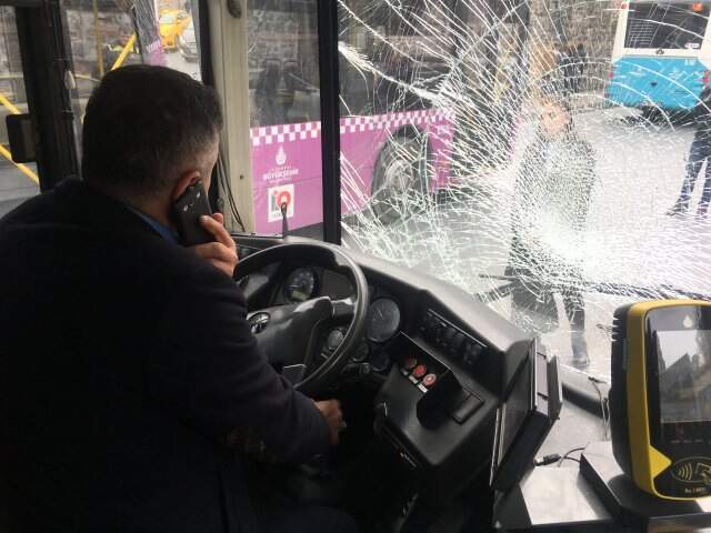 Otobüsü Tekmeleyip Kaçan Saldırgan, Sinirini Alamayıp Geri Dönünce Yakalandı Otobüsü Tekmeleyip Kaçan Saldırgan, Sinirini Alamayıp Geri Dönünce Yakalandı