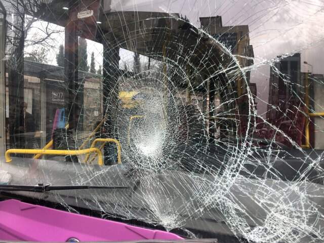 Otobüsü Tekmeleyip Kaçan Saldırgan, Sinirini Alamayıp Geri Dönünce Yakalandı Otobüsü Tekmeleyip Kaçan Saldırgan, Sinirini Alamayıp Geri Dönünce Yakalandı