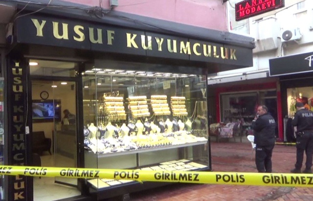 Kuyumcuyu Soymak İsteyen Silahlı Soyguncu, İş Yeri Sahibi Tarafından Sopa ile Kovalandı