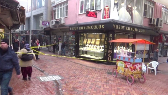 Kuyumcuyu Soymak İsteyen Silahlı Soyguncu, İş Yeri Sahibi Tarafından Sopa ile Kovalandı