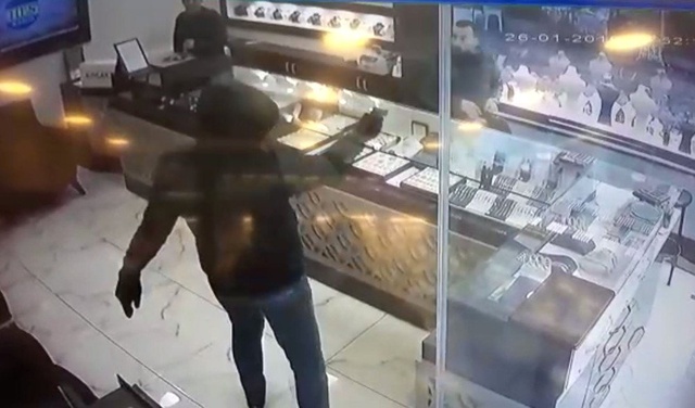 Kuyumcuyu Soymak İsteyen Silahlı Soyguncu, İş Yeri Sahibi Tarafından Sopa ile Kovalandı