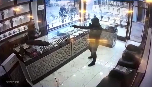 Kuyumcuyu Soymak İsteyen Silahlı Soyguncu, İş Yeri Sahibi Tarafından Sopa ile Kovalandı