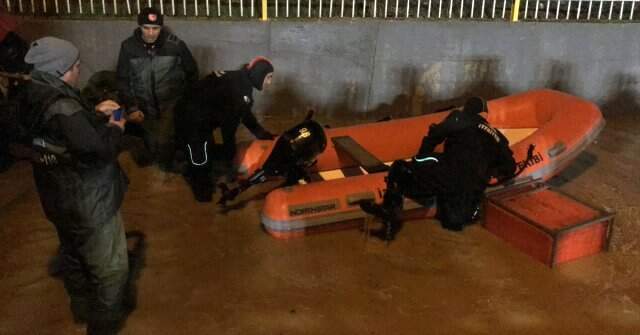 Su Basan Alt Geçitteki Aracı Gören Vatandaşlar, Ekipleri Alarma Geçirdi