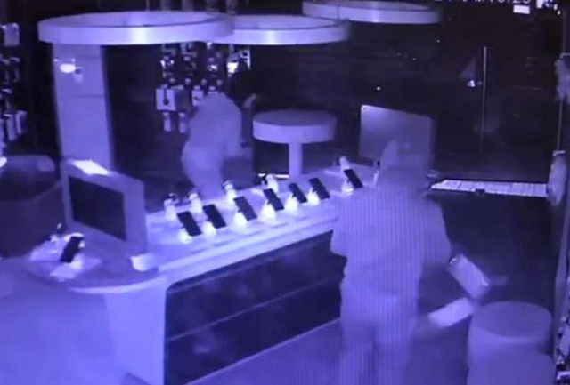 Hırsızların, 25 Saniyede 50 Bin Lira Değerindeki Telefonları Çaldığı Anlar Kameraya Yansıdı