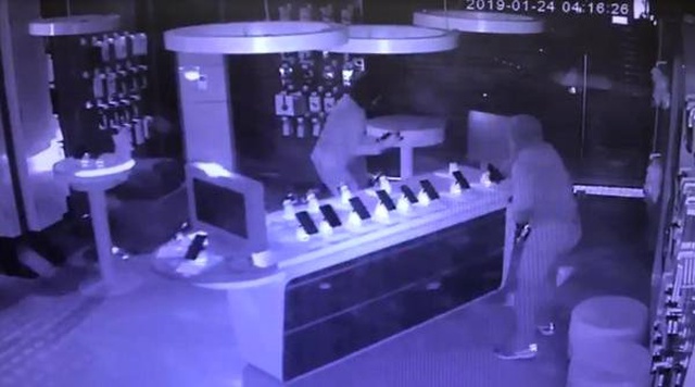 Hırsızların, 25 Saniyede 50 Bin Lira Değerindeki Telefonları Çaldığı Anlar Kameraya Yansıdı