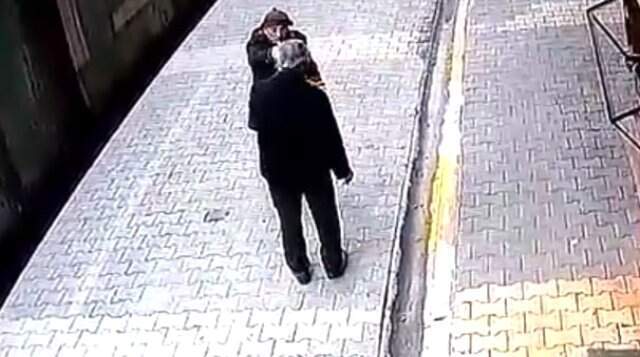 68 Yaşındaki Talihsiz Adamın, Öldürülme Anı Kamerada! 68 Yaşındaki Talihsiz Adamın, Öldürülme Anı Kamerada!