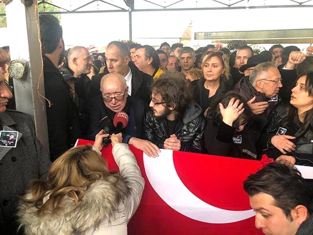 Ayşen Gruda'nın Cenazesine Katılmadığı Söylenen Usta Sanatçı Şener Şen'in Törenden Görüntüleri Ortaya Çıktı