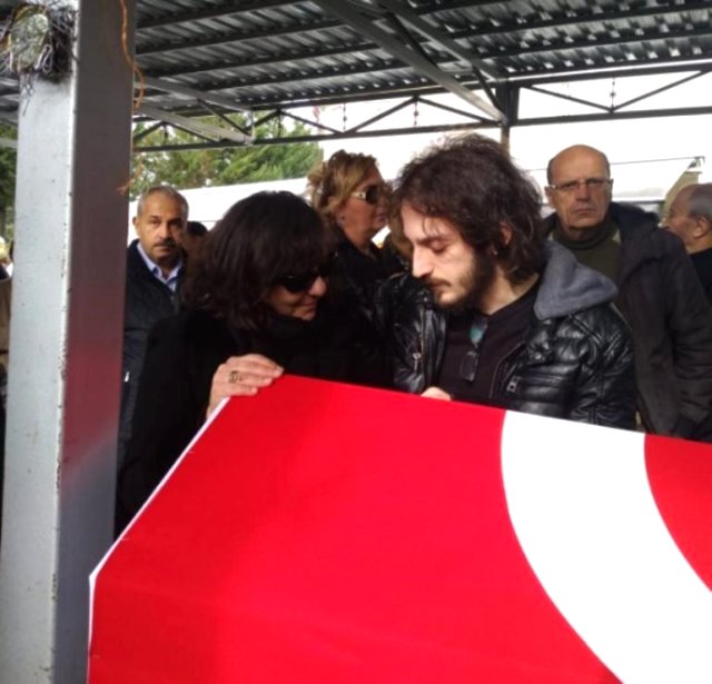 Ayşen Gruda'nın Cenazesine Katılmadığı Söylenen Usta Sanatçı Şener Şen'in Törenden Görüntüleri Ortaya Çıktı