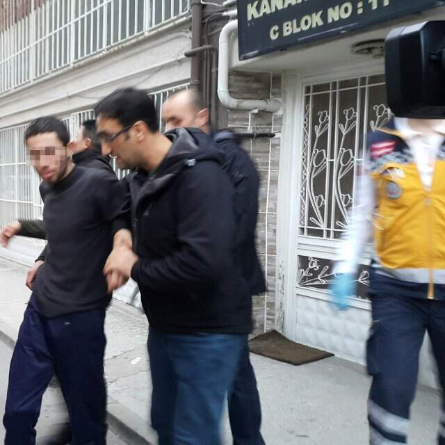 Bileklerini Kesen Genç, Gazetecileri Görünce 'Bileklerimi Kestiler' Diye Bağırdı Bileklerini Kesen Genç, Gazetecileri Görünce