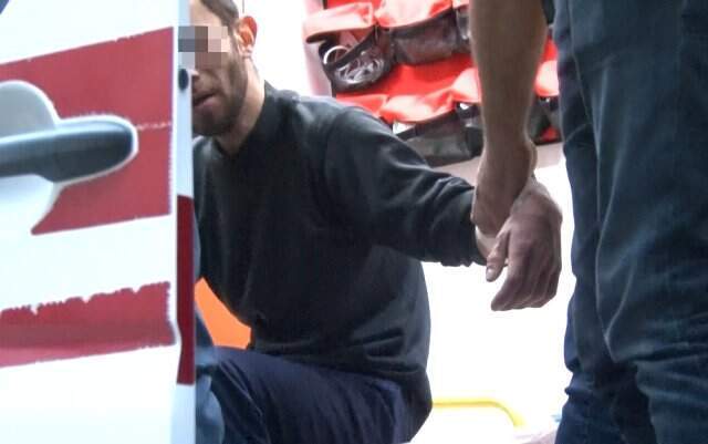 Bileklerini Kesen Genç, Gazetecileri Görünce 'Bileklerimi Kestiler' Diye Bağırdı Bileklerini Kesen Genç, Gazetecileri Görünce