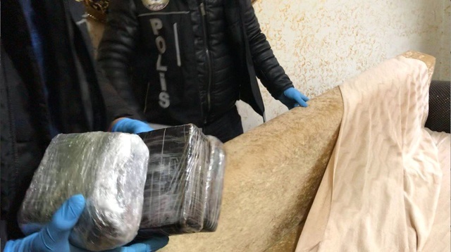 Torbacı, Uyuşturucuyu Saklamak İçin Kanepeye Özel Bölme Yaptırmış