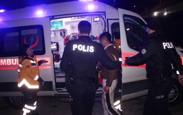 1 Kişiyi Bıçaklayan Trans Bireylerden Biri, Gazetecileri Görünce Soyunmaya Kalktı