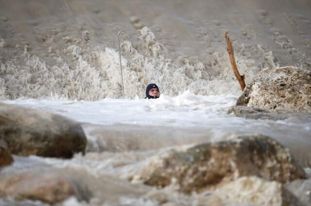 Acılı Baba, Kızı Buse'nin Sürüklenerek Kaybolduğu Derede Nöbet Tutuyor Kızı Hortumda Kaybolan Acılı Baba, Günlerdir Derede Nöbet Tutuyor